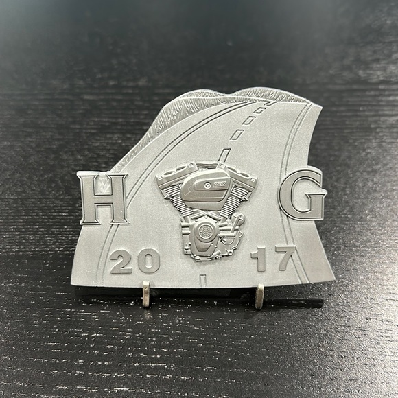 Harley-Davidson HOG 2017 Collector Metal Plaque with Stand